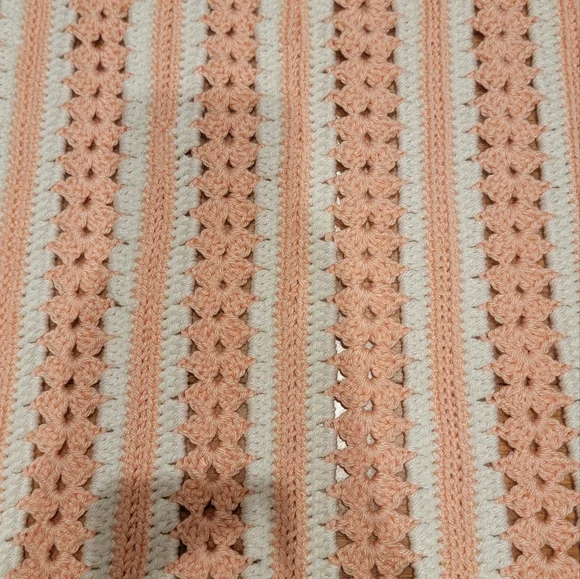Hand Crochet Vintage Baby Blanket Throw,Salmon & White Color Scalloped Edge - Picture 13 of 13